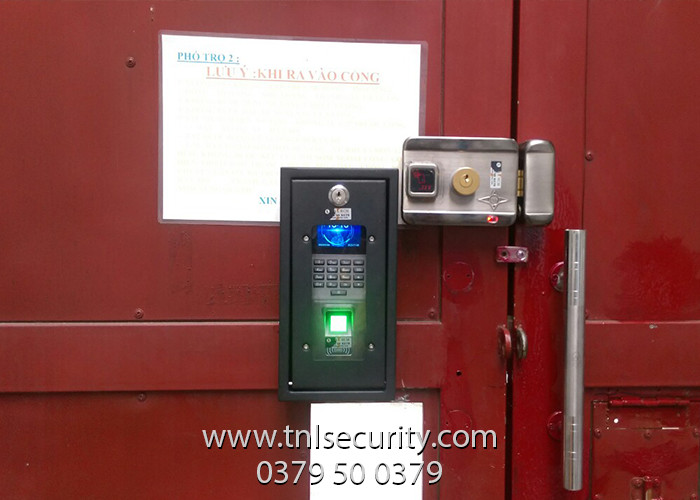 Lap-dat-khoa-van-tay-nha-tro-cho-cua-sat-tai-DInh-Phong-Phu-quan-9